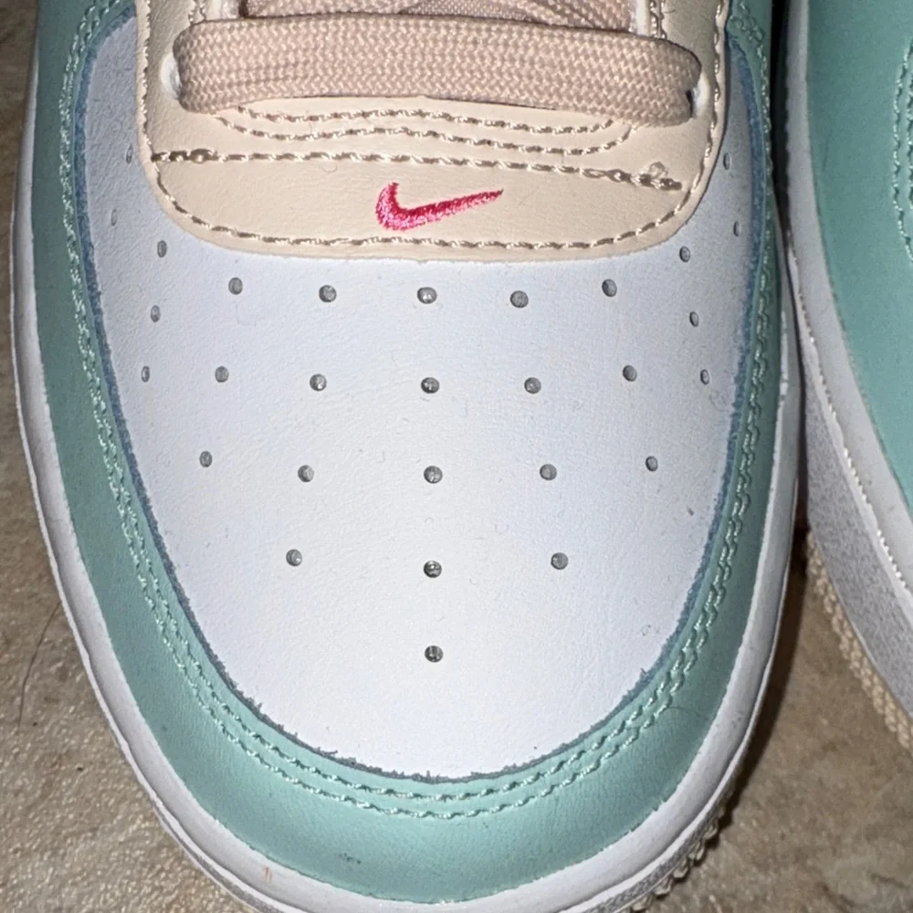 Nike Emerald Guava Ice Nike Boys size 6.5 Sneakers - Picture 7 of 16